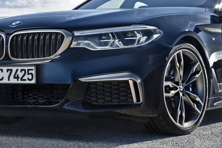 Детали экстерьера BMW M550i xDrive Sedan 2017 года  (WW) (фото 9 из 48)